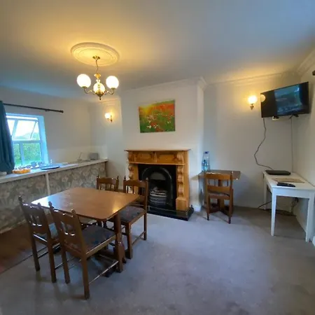 Impeccable 2-bed In Apartment *