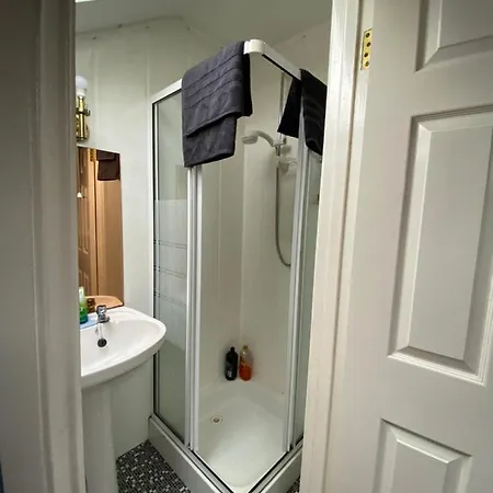 Impeccable 2-bed In Apartment *
