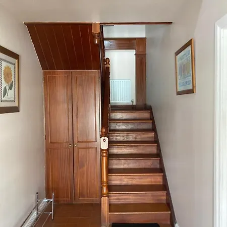 Impeccable 2-bed In Apartment *